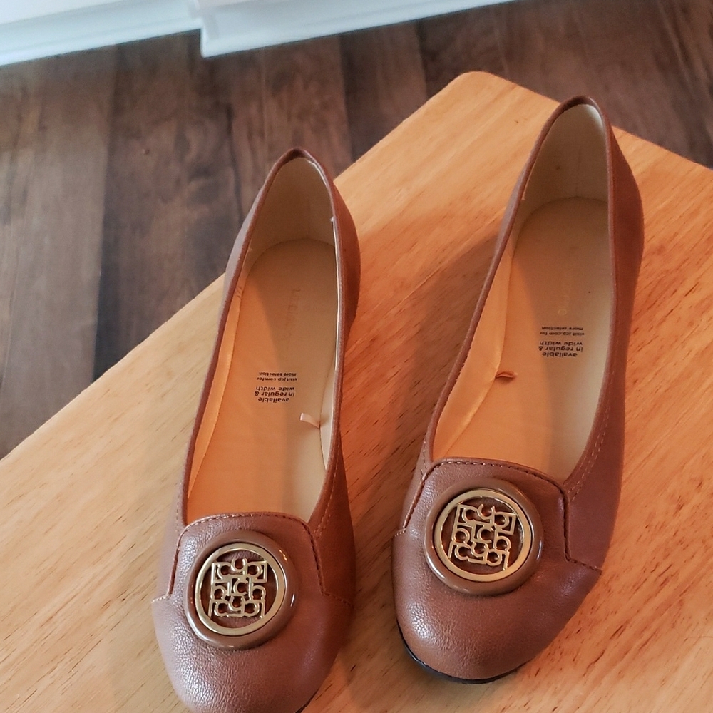 Elegant Brown Leather Flats with Gold Accent